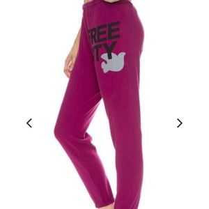 NWT free city magenta featherweight sweats!💓